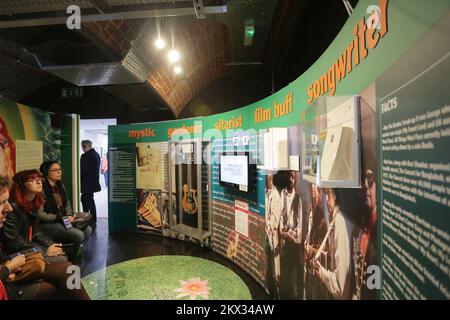 13.10.2017., Liverpool, England - The Beatles Story ist eine preisgekrönte Besucherattraktion und die weltweit größte Dauerausstellung, die sich ausschließlich dem Leben und der Zeit der Beatles widmet. Die Beatles Story befindet sich in Liverpools Heimatstadt der Fab Four, England, an der atemberaubenden UNESCO-Weltkulturerbestätte am Albert Dock und führt Besucher auf eine stimmungsvolle Reise durch das Leben, die Zeit, die Kultur und die Musik der Beatles. Nachbildungen des Casbah Clubs, des Cavern Clubs und der Abbey Road Studios zeigen authentische Bilder der frühen 60s Jahre und ermöglichen es Ihnen, die Orte, die geholfen haben, persönlich zu erleben Stockfoto