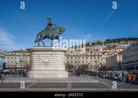Praca da Figueira-Platz mit der Statue von König Dom Joao I und der Burg Saint George (Castelo de Sao Jorge) im Hintergrund - Lissabon, Portugal Stockfoto