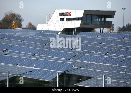 Solarcampus mit Photovoltaik-Forschungsanlage der EnergieAG in Eberstalzell (Oberösterreich), Österreich; Stockfoto