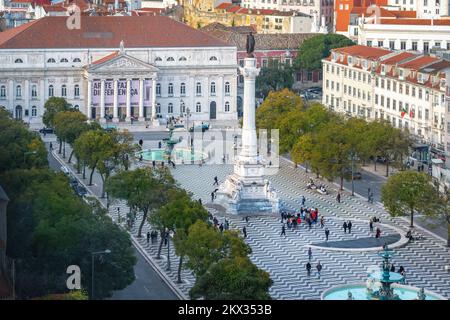 Luftaufnahme auf den Rossio-Platz (Praca Dom Pedro IV) und das Nationaltheater D. Maria II - Lissabon, Portugal Stockfoto