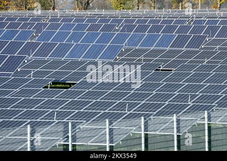 Solarcampus mit Photovoltaik-Forschungsanlage der EnergieAG in Eberstalzell (Oberösterreich), Österreich; Stockfoto