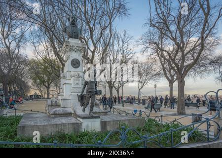 Eduardo Coelho Denkmal im Sao Pedro de Alcantara Garten - Lissabon, Portugal Stockfoto