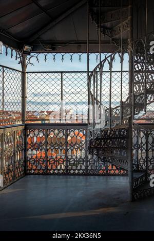 Innenseite des Santa Justa Lift und der Spiraltreppe - Lissabon, Portugal Stockfoto