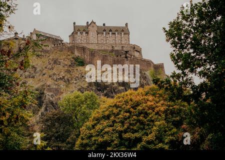 Edinburgh Schottland: 19.. Okt. 2022: Edinburgh Castle in the City im Herbst Stockfoto