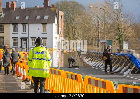 Bewdley, Großbritannien. 23.. Februar 2022. Hochwasser in Bewdley. Polizei und Reporter stehen am Flutwasser in Beales Corner. Kredit: Lee Hudson Stockfoto