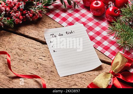 Liste der Neujahrsziele 2023, Aufgabenliste mit handschriftlichem Papier zu Plänen, Wünschen und Ideen, Banner für zukünftige Planung Stockfoto