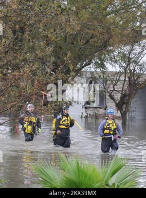 Hurricane Ike, Sabine Pass, TX, 14. September 2008 FEMA Urban Search and Rescue Indiana Task Force 1 führt Suchläufe in vom Hurrikan Ike betroffenen Vierteln durch. Sabine Pass, TX, USA, 14. September 2008 -- FEMA Urban Search and Rescue Indiana Task Force 1 führt Suchvorgänge in vom Hurrikan Ike betroffenen Vierteln durch. Fotos zu Katastrophen- und Notfallmanagementprogrammen, Aktivitäten und Beamten Stockfoto