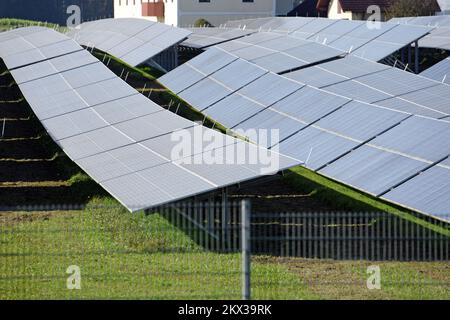 Solarcampus mit Photovoltaik-Forschungsanlage der EnergieAG in Eberstalzell (Oberösterreich), Österreich; Stockfoto