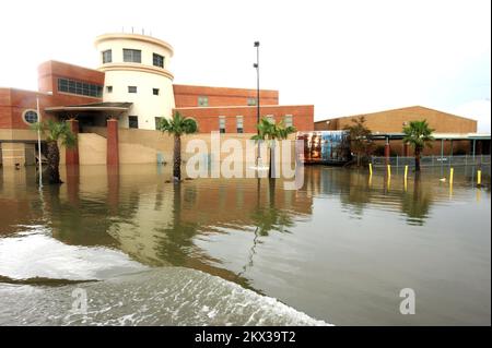 Hurrikan Ike, Sabine Pass, TX, 14. September 2008 die örtliche Schule ist überflutet als Folge von Hurrikan Ike. Sabine Pass, TX, 14. September 2008 -- die örtliche Schule ist überflutet als Folge von Hurrikan Ike. Fotos zu Katastrophen- und Notfallmanagementprogrammen, Aktivitäten und Beamten Stockfoto