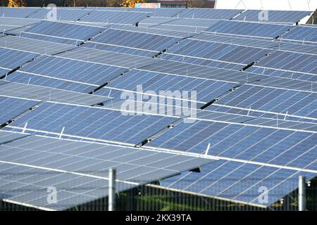 Solarcampus mit Photovoltaik-Forschungsanlage der EnergieAG in Eberstalzell (Oberösterreich), Österreich; Stockfoto