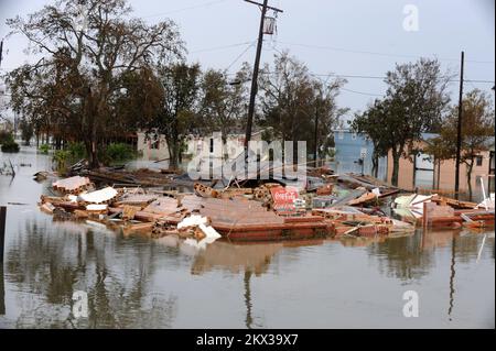 Hurrikan Ike, Sabine Pass, TX, 14. September 2008 Trümmer und Wasser füllen die Straßen nach Hurrikan Ike und dieses Viertel bleibt überflutet. Sabine Pass, TX, 14. September 2008 -- Trümmer und Wasser füllen die Straßen nach Hurrikan Ike.. Fotos zu Katastrophen- und Notfallmanagementprogrammen, Aktivitäten und Beamten Stockfoto