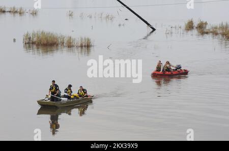 Hurricane Ike, Sabine Pass, TX, 14. September 2008 Mitglieder der FEMA Urban Search and Rescue zusammen mit der US Coast Guard und der Border Patrol führen Missionen in die vom Hurrikan Ike betroffenen Gebiete durch. Sabine Pass, TX, USA, 14. September 2008 -- FEMA Urban Search and Rescue Indiana Task Force 1 führt Suchläufe in Nachbarschaften durch, die von Hurrikan Ike betroffen sind. Fotos zu Katastrophen- und Notfallmanagementprogrammen, Aktivitäten und Beamten Stockfoto