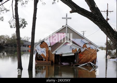 Hurrikan Ike, Sabine Pass, TX, 14. September 2008 Eine Kirche wird durch Hurrikan Ike zerstört. Sabine Pass, TX, 14. September 2008-- Eine lokale Kirche wird durch Hurrikan Ike zerstört. Fotos zu Katastrophen- und Notfallmanagementprogrammen, Aktivitäten und Beamten Stockfoto