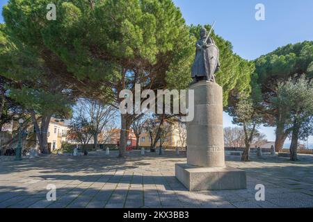 Statue des Königs Dom Afonso Henriques im Schloss Saint George (Castelo de Sao Jorge) - Lissabon, Portugal Stockfoto