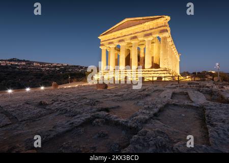 Tempel der Concordia in Agrigento, Sizilien, Italien bei Nacht. Stockfoto