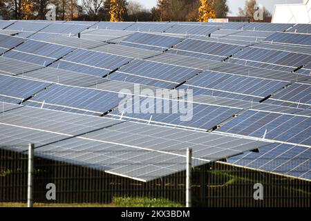 Solarcampus mit Photovoltaik-Forschungsanlage der EnergieAG in Eberstalzell (Oberösterreich), Österreich; Stockfoto