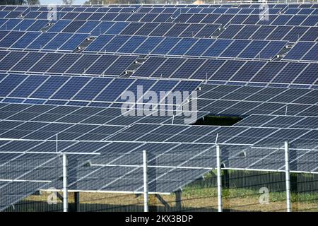 Solarcampus mit Photovoltaik-Forschungsanlage der EnergieAG in Eberstalzell (Oberösterreich), Österreich; Stockfoto