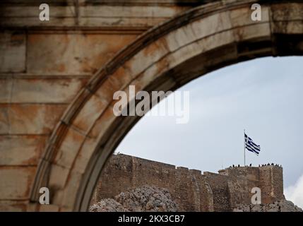 12.11.2017., Athen, Griechenland - Athen ist die Hauptstadt Griechenlands. Es war auch im Herzen des antiken Griechenlands, einer mächtigen Zivilisation und eines Imperiums. Die Stadt wird immer noch von Wahrzeichen aus dem 5.. Jahrhundert v. Chr. dominiert, darunter die Akropolis, eine auf einem Hügel gelegene Zitadelle mit antiken Gebäuden wie dem Kolonnaden-Parthenon-Tempel. Das Akropolis Museum, zusammen mit dem nationalen Archäologischen Museum, bewahrt Skulpturen, Vasen, Schmuck und vieles mehr aus dem antiken Griechenland. Das tägliche Leben im Zentrum von Athen. Foto: Igor Kralj/PIXSELL Stockfoto