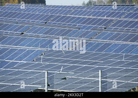 Solarcampus mit Photovoltaik-Forschungsanlage der EnergieAG in Eberstalzell (Oberösterreich), Österreich; Stockfoto