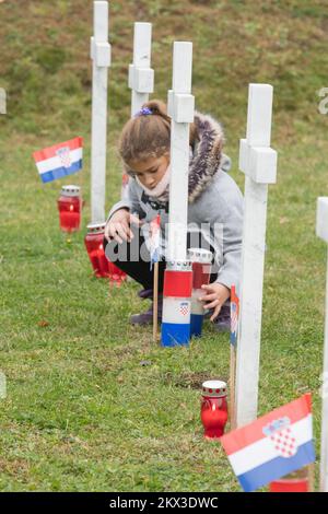 18.11.2017., Vukovar - Gedenktag des Opfers Vukovars 1991. Die Schlacht von Vukovar war eine der größten Schlachten im kroatischen Unabhängigkeitskrieg. Die Schlacht war eine 87-tägige Belagerung, die am 18. November 1991 endete. Der Jahrestag des Endes der Belagerung wird als Gedenktag des Opfers von Vukovar im Jahr 1991 begangen. Nach der Ankunft der Prozession zum Memorial Cemetery of the Homeland war gingen Teilnehmer zu den Gräbern von Toten und töteten Soldaten und Zivilisten und legten Kerzen und Blumen. Foto: Dubravka Patric/PIXSELL Stockfoto