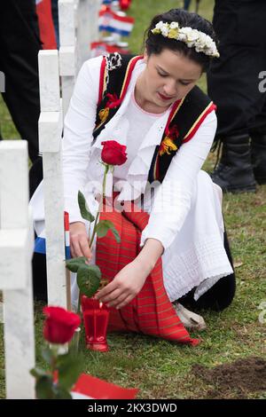 18.11.2017., Vukovar - Gedenktag des Opfers Vukovars 1991. Die Schlacht von Vukovar war eine der größten Schlachten im kroatischen Unabhängigkeitskrieg. Die Schlacht war eine 87-tägige Belagerung, die am 18. November 1991 endete. Der Jahrestag des Endes der Belagerung wird als Gedenktag des Opfers von Vukovar im Jahr 1991 begangen. Nach der Ankunft der Prozession zum Memorial Cemetery of the Homeland war gingen Teilnehmer zu den Gräbern von Toten und töteten Soldaten und Zivilisten und legten Kerzen und Blumen. Foto: Dubravka Patric/PIXSELL Stockfoto