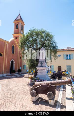 Saint Jean, Frankreich - 07/04/2021: Der Hauptplatz von Saint Jean Cap Ferrat mit einem Denkmal, einem Olivenbaum und antiken Kanonen Stockfoto