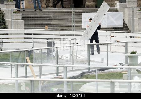 21.11.2017., Zagreb, Kroatien - vor dem Adventsbeginn in Zagreb wurde ein mobiler Schlittschuhring auf dem Platz von König Tomislav errichtet. Foto: Robert Anic/PIXSELL Stockfoto