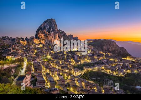 Caltabellota, Italien, historische Stadt in Sizilien bei Dämmerung. Stockfoto