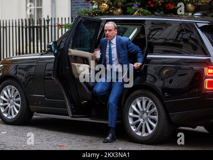 Dominic Raab, stellvertretender Premierminister, Lordkanzler und Justizminister, in der Downing Street zu einem Kabinettsmeeting. Stockfoto