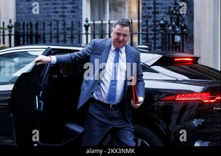 Mel Stride, Staatssekretär für Arbeit und Pensionen, in der Downing Street für eine Kabinettssitzung. Stockfoto