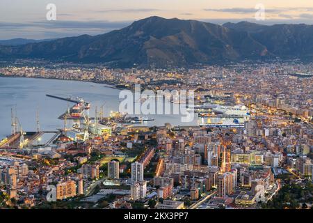 Die Skyline von Palermo, Italien, über dem Hafen in der Abenddämmerung. Stockfoto