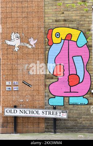 Eine bunte Figur des Künstlers und Wandlers Thierry Noir an der Ecke Old Nichol Street in Shoreditch London Stockfoto