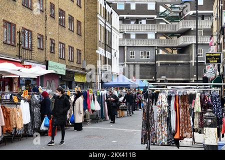 Kleiderstände auf der Petticoat Lane Market in der Wentworth Street, Spitalfields, London Stockfoto