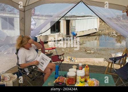 Hurrikan Ike, Sabine Pass, TX, 22. September 2008 Diese Leute leben in einem Zelt auf ihrem Grundstück, weil ihr Zuhause in unbewohnbar ist, nach dem Hurrikan Ike... Fotos zu Katastrophen- und Notfallmanagementprogrammen, Aktivitäten und Beamten Stockfoto