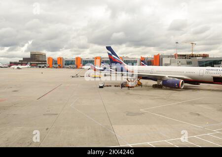 MOSKAU, RUSSLAND - 25. SEPTEMBER 2011: Düsenflugzeug am Flughafen Sheremetyevo angedockt. Der internationale Flughafen Sheremetyevo ist einer der drei großen Flughäfen Stockfoto