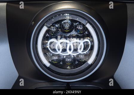 Nonthaburi, Thailand. 30.. November 2022. Ein Audi-Logo spiegelte sich auf der Thailand International Motor Expo 39. in Nonthaburi auf den Fahrzeugscheinwerfern wider. Die Thailand International Motor Expo 2022 39. findet vom 30. November 2022 bis zum 12. Dezember 2022 in der Impact Challenger Hall in Nonthaburi, Thailand, statt. Kredit: SOPA Images Limited/Alamy Live News Stockfoto