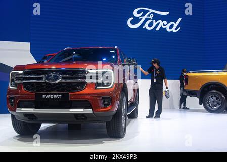 Nonthaburi, Thailand. 30.. November 2022. Ein Ford Everest, der auf dem Ford Stand während der Thailand International Motor Expo 39. in Nonthaburi gesehen wurde. Die Thailand International Motor Expo 2022 39. findet vom 30. November 2022 bis zum 12. Dezember 2022 in der Impact Challenger Hall in Nonthaburi, Thailand, statt. Kredit: SOPA Images Limited/Alamy Live News Stockfoto