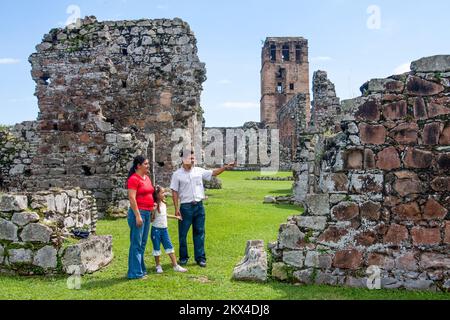 Panama, Panama-Stadt, einheimische Touristen in den Ruinen von Panama Viego aus dem 16.. Jahrhundert, das 100 Jahre später von Piraten zerstört wurde. Stockfoto