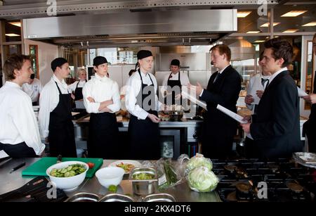 Niederlande, Nijmegen, Schüler erhalten Unterricht von ihren Lehrern in der Küche des Schulrestaurants. Stockfoto