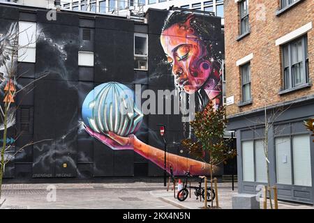 Abschnitt von Herrn Cenz und Herrn Lovepusher vom Multiartist Connectivity Matters Wandbild in Shoreditch mit einer Frau, die eine Kugel mit dem Wort "Zukunft" hält Stockfoto