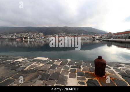 29.01.2018., Kroatien, Senj - die Küstenstadt Senj im Winter. Senj ist eine Altstadt an der oberen Adriaküste in Kroatien, in den Ausläufern der Mala Kapela und des Velebit-Gebirges. Das Symbol der Stadt ist die 1558 fertiggestellte Festung Nehaj. Foto: Robert Anic/PIXSELL Stockfoto