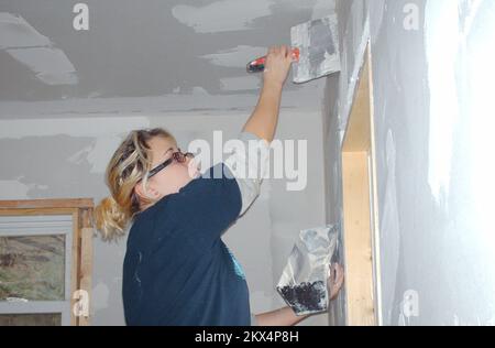 Überschwemmungen - Cedar Rapids, Iowa, 21. November 2009 Freiwillige im Dienst für Amerika Mitarbeiterin Victoria Bailey, eine in Florida wohnhafte Mitarbeiterin, „modet“ eine Schlafzimmerwand in einem Haus in Downtown Cedar Rapids, Iowa. Victoria ist einer von etwa 200 Freiwilligen, die noch immer in der Gegend von Cedar Rapids sind und durch Überschwemmungen beschädigte Häuser sanieren. Die langfristige Erholung in Iowa setzt sich fort, da die FEMA , der Bundesstaat Iowa und lokale Beamte die Einwohner unterstützen. Freiwilligenorganisationen haben sich zusammengetan, um langfristige Wiederherstellungsausschüsse zu bilden, ein Instrument für Gemeinden, um die unerfüllten Bedürfnisse von Familien und Einzelpersonen in der Region zu befriedigen. Leo, Ich Bin'S Stockfoto