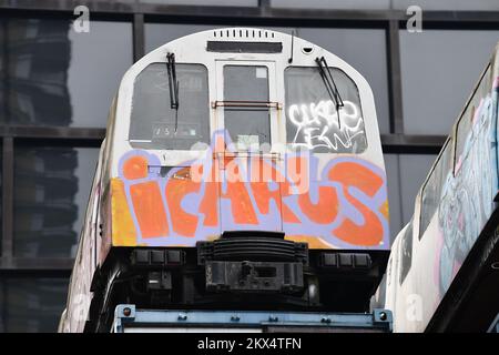 U-Bahn mit Graffiti und Wort Ikarus auf einem Gebäude in der Great Eastern Street in Shoreditch London Stockfoto