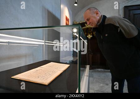 Brünn, Tschechische Republik. 30.. November 2022. Das Mährische Museum in Brünn gibt eine von Ludwig van Beethoven, einem Teil seiner Sammlungen, handgeschriebene Punktzahl an die Familie Petschek, ihre ursprünglichen Besitzer, zurück, nachdem sie von November 30 bis Dezember 4 im Noble Ladies' Palace im Rahmen der Ausstellung „Abschied von Beethoven“ ausgestellt wurde. Auf dem Foto ist ein Teil der Ausstellung zu sehen. Kredit: Vaclav Salek/CTK Photo/Alamy Live News Stockfoto