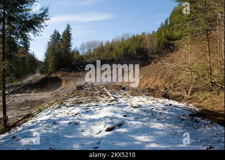 Überschwemmung Schlammlawine/Erdrutsche Schwerer Sturm Wintersturm - Cougar, Wasch. , 11. Februar 2009 State Highway 503 wurde durch Erdrutsche und Schlammrutschen zerstört, die durch schwere Überschwemmungen entstanden sind. Die Straße wurde durch schwere Stürme und Überschwemmungen vom 6. Bis 16. Januar weggefegt. Adam DuBrowa/FEMA. Washington schwerer Wintersturm, Erdrutsche, Erdrutsche und Überschwemmungen. Fotos zu Katastrophen- und Notfallmanagementprogrammen, Aktivitäten und Beamten Stockfoto