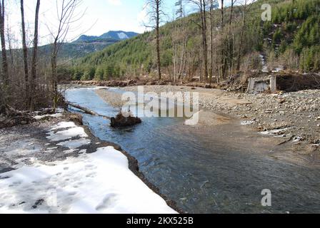 Überschwemmung Schlammlawine/Erdrutsche Schwerer Sturm Wintersturm - Morton, Wash. , 18. Februar 2009 die Brücke über den Tilton River in der Justin Lane wurde durch die Überschwemmungen, Erdrutsche, Schlammrutschen und Schnee am 7. Januar ausgeblasen. Die Bewohner sind nun gestrandet, um herauszufinden, wie sie Zugang zu ihren Häusern bekommen. Savannah Brehmer/FEMA. Morton, WA, 18. Februar 2009 -- die Brücke über den Tilton River in der Justin Lane wurde durch die Überschwemmungen, Erdrutsche, Schlammrutschen und Schnee am 7. Januar ausgeblasen. Die Resdients sind nun gestrandet, um herauszufinden, wie sie ihre Häuser betreten. Savannah Brehmer/FEMA. Fotograf Stockfoto