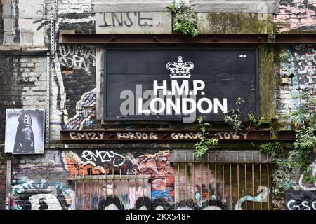 Mauer des verfallenen Gebäudes in Sclater Street, Shoreditch, London mit Schild mit der Aufschrift HMP Prison London Stockfoto
