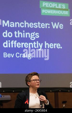 Manchester UK 30.. November 2022 spricht Bev Craig, Leiter des stadtrats von Manchester, auf der „This is the North“-Veranstaltung des Peoples Powerhouse. Am Mittwoch, den 30.. November, trafen sich die „Großen und Guten“ im Friends Meeting House zur dritten Jahrestagung des Peoples Powerhouse. Zu den Teilnehmern zählten Andy Burnham (Manchester Mayor), Nazir Afzal (Kanzler der Universität Manchester) und Bev Craig (Leiter des Stadtrats von Manchester). Ziel der Organisation ist es, "die Nordländer zusammenzubringen, damit sie entscheiden können, wie die Zukunft des Nordens aussehen soll" Stockfoto