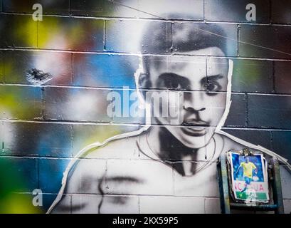 Osasco, Brasilien. 30.. November 2022. Ein Mann malt am Morgen dieses Dienstags (30) Graffiti an die Wand eines Fußballplatzes, der dem Osakischen Stürmer Rodrygo von der brasilianischen Nationalmannschaft und Real Madrid in der Nachbarschaft von Presidente Altino in Osasco im Großraum São Paulo gehört. Kredit: Aloisio Mauricio/FotoArena/Alamy Live News Stockfoto