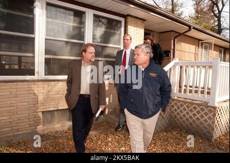 Überschwemmungen - Minot, N. D., 20. Oktober 2011 David Miller (links), Associate Administrator der Federal Insurance and Mitigation Administration der FEMA und North Dakota Governor Jack Dalrymple (rechts) verlassen ein von Überschwemmungen beschädigtes Haus in Minot. Die FEMA arbeitet mit staatlichen und lokalen Partnern zusammen, um die von der historischen Überschwemmung des Souris River in Minot betroffenen Personen zu unterstützen. Überschwemmung In North Dakota. Fotos zu Katastrophen- und Notfallmanagementprogrammen, Aktivitäten und Beamten Stockfoto